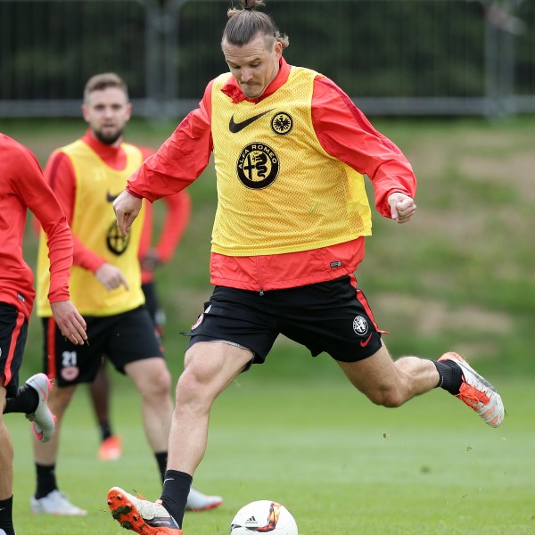 Alexander Meier durfte sich im heutigen Training ein gelbes Leibchen überstreifen