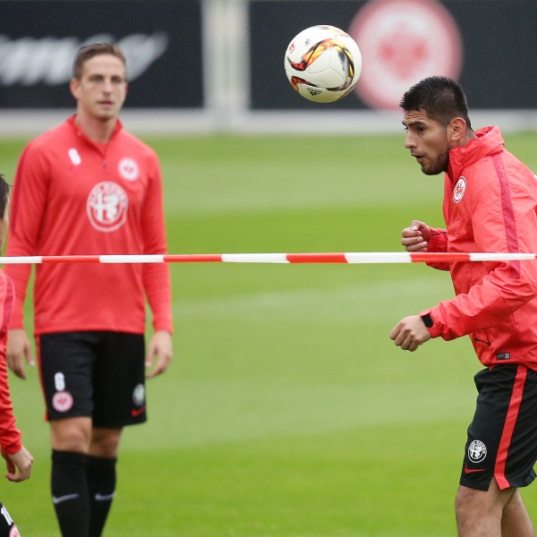 Bastian Oczipka und Carlos Zambrano beim Fußball-Tennis