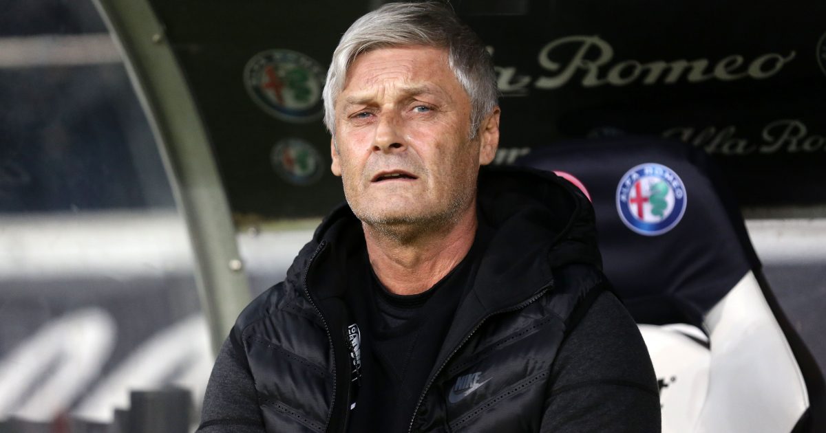 Eintracht-Trainer Armin Veh musste nach der Klatsche gegen Mönchengladbach das Scheitern seines Rautensystems eingestehen.