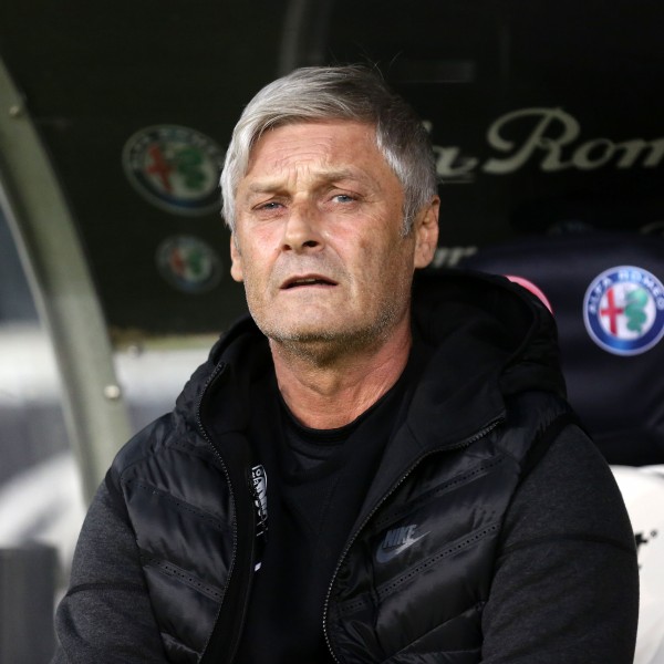 Eintracht-Trainer Armin Veh musste nach der Klatsche gegen Mönchengladbach das Scheitern seines Rautensystems eingestehen.