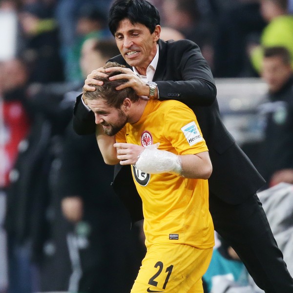 Marc Stendera wird nach seinen zwei Treffern von Sportdirektor Bruno Hübner geherzt 