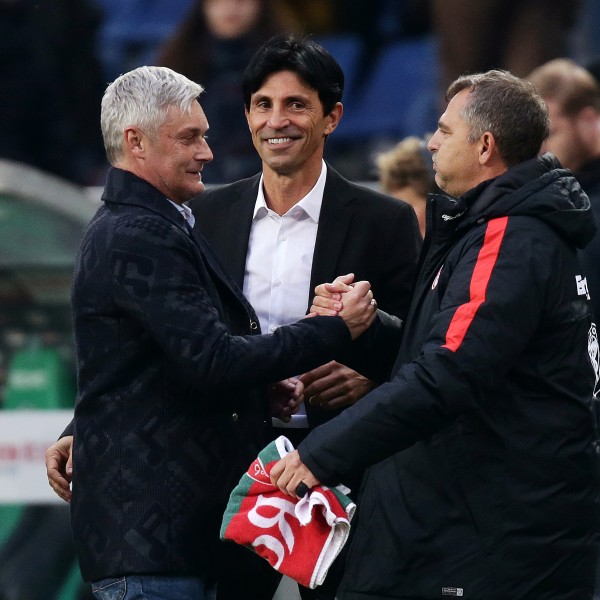 Trainer Armin Veh und Sportdirektor Bruno Hübner freuen sich, Torwarttrainer "Moppes" Petz muss erst einmal tief durchatmen