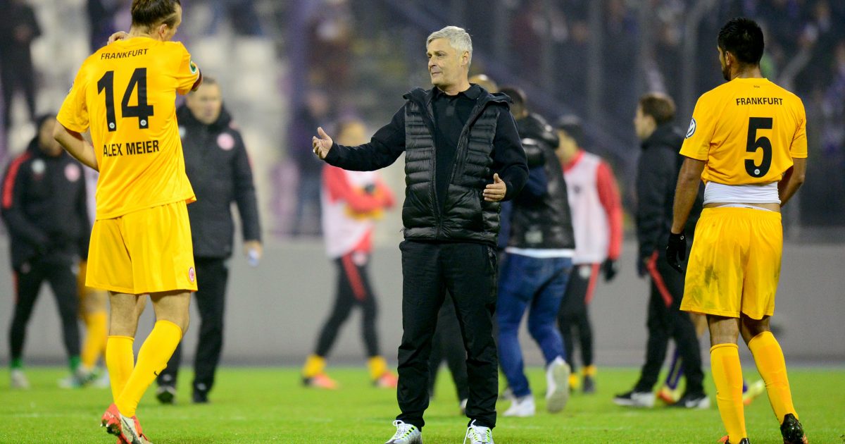 Hatte viel Redebedarf. Trainer Armin Veh mit Kapitän Alex Meier (li.) und Carlos Zambrano (re.).