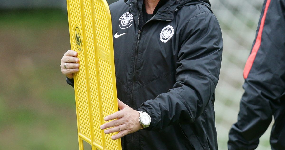 Hätte wohl lieber einen schnellen Sechser in den Händen. Trainer Armin Veh.