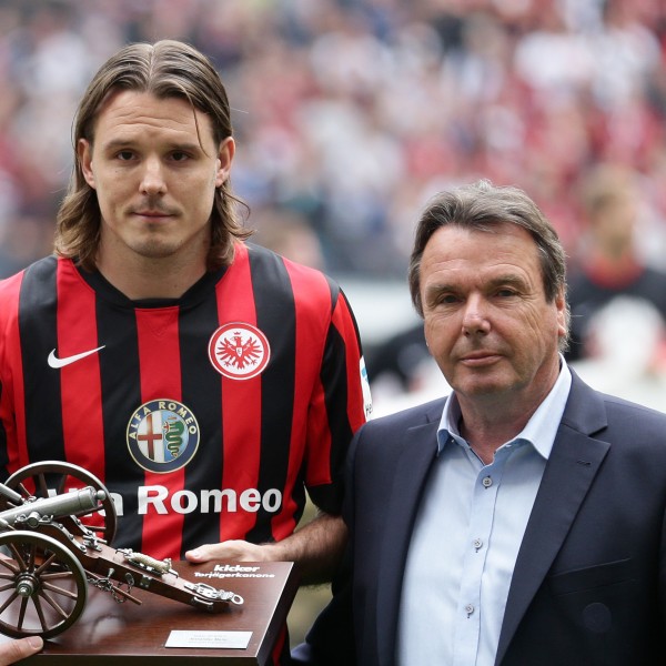  Torschützenkönig 2014/2015 der Bundesliga: ​„Er trifft mit dem Fuß, er trifft mit dem Kopf, er trifft, wie er will – sogar mit dem Zopf. Alex Meier, Fuß­ball­gott!“ (Bild: Heiko Rhode)