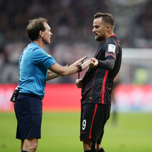 Ein Fall für den Videobeweis? Schiedsrichter Florian Meyer und Haris Seferovic sind nicht immer einer Meinung