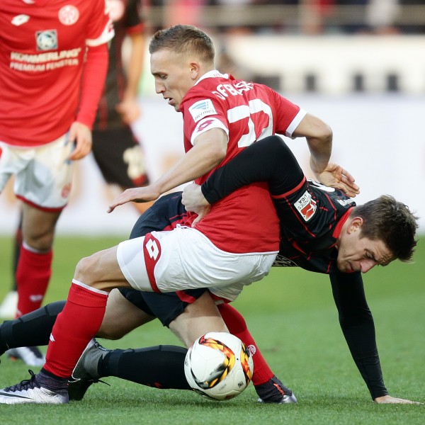 Bastian Oczipka im Zweikampf mit Pablo De Blasis 