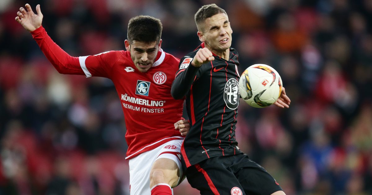 Debutant Mijat Gacinovic im Zweikampf mit dem Mainzer Jairo
