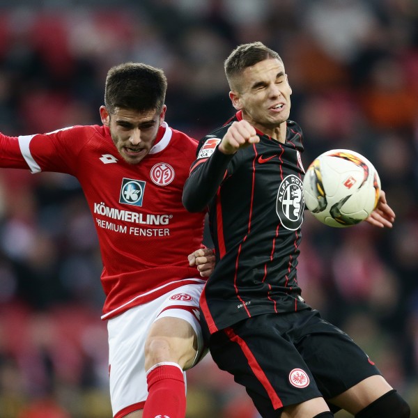 Debutant Mijat Gacinovic im Zweikampf mit dem Mainzer Jairo