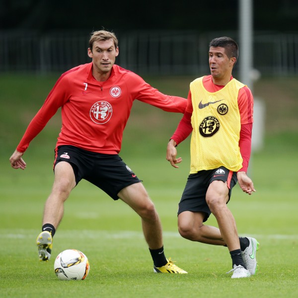 Darf sich berechtigte Hoffnungen auf die Startelf machen. Slobodan Medojevic (re.) im Training mit Stefan Reinartz (li.)