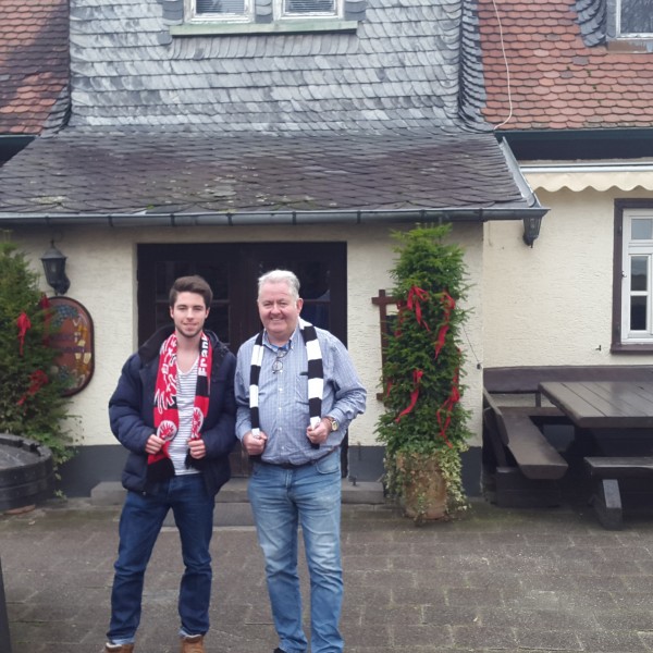 FPS-Premiumpartner Paul zusammen mit Sohn Justin vor dem Frankfurter Haus in Neu-Isenburg.