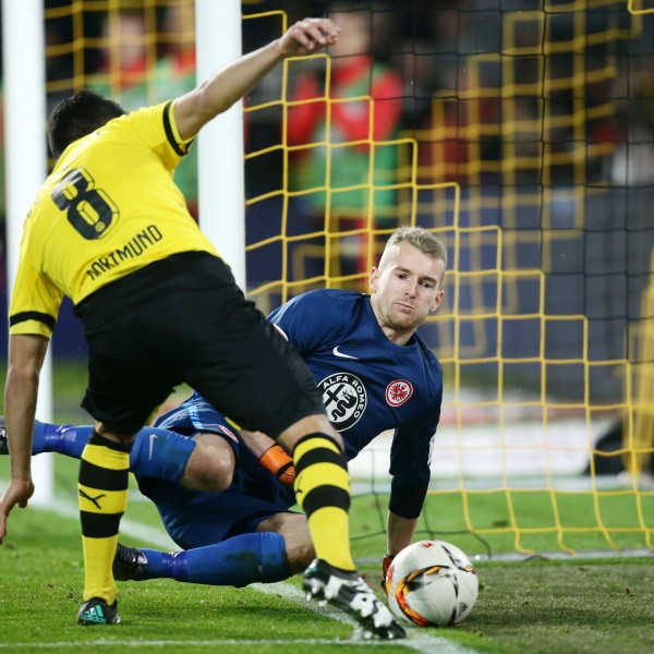 Ilkay Gündogan gegen Lukas Hradecky.