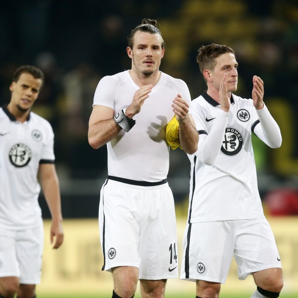 Enttäuschte Gesichter nach dem Schlusspfiff: Timothy Chandler, Alexander Meier und Bastian Oczipka