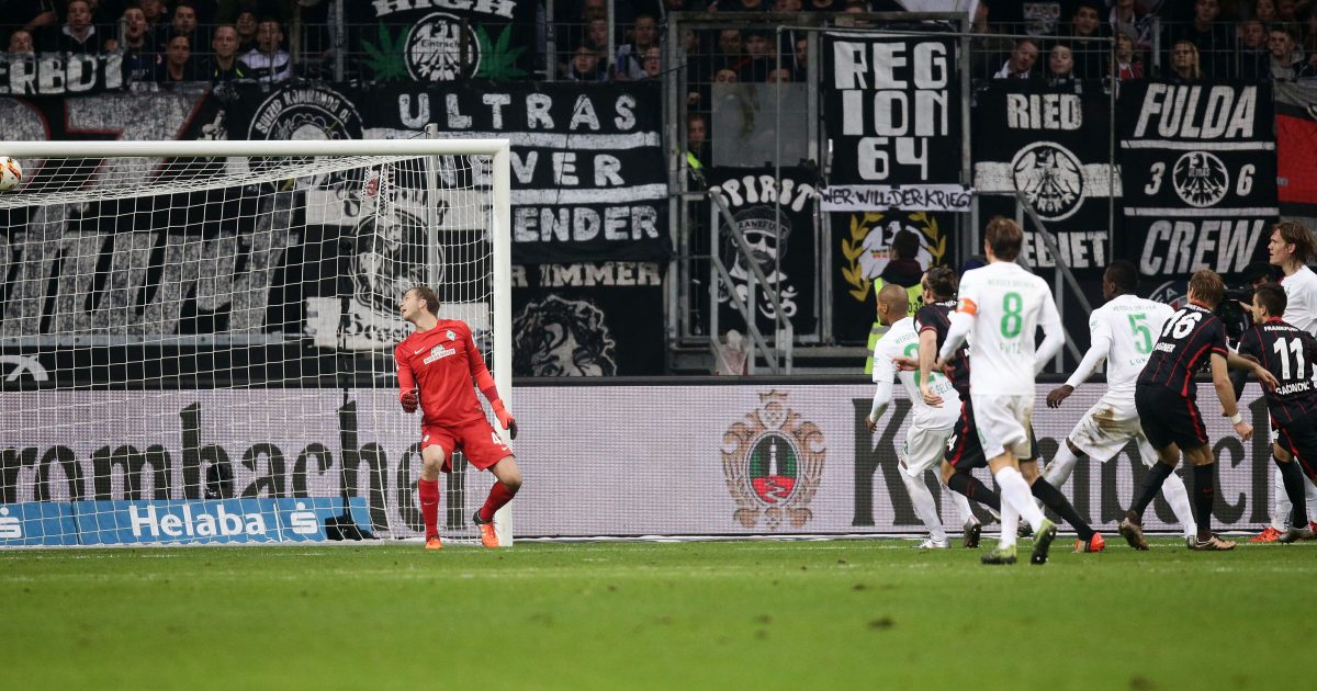 Beim Siegtreffer von Stefan Aigner konnte Bremens Torhüter Felix Wiedwald nur noch hinterher schauen.