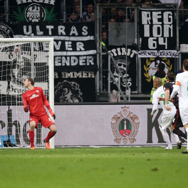 Beim Siegtreffer von Stefan Aigner konnte Bremens Torhüter Felix Wiedwald nur noch hinterher schauen.