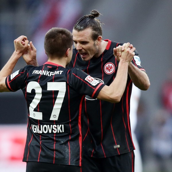 Der Torschütze zum 1:1, Alexander Meier, bedankt sich bei dem Vorlagengeber, Aleksandar Ignjovski