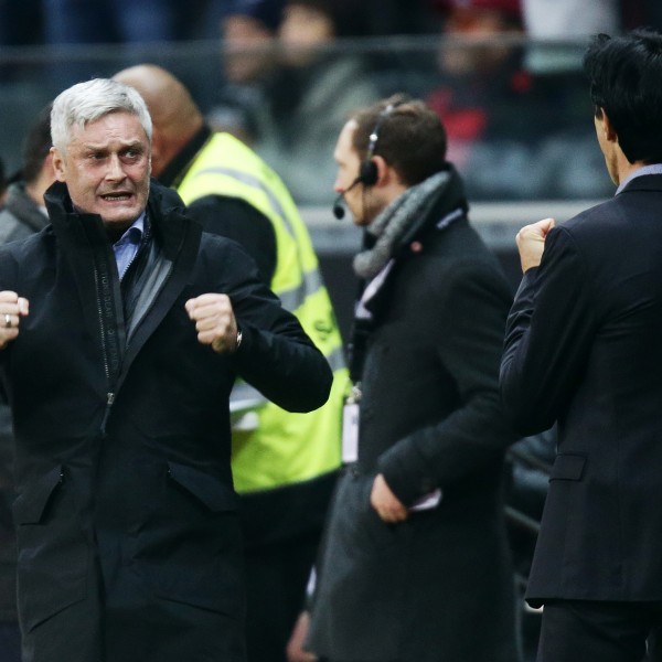 So sieht Erleichterung aus: Trainer Armin Veh jubelt nach dem Schlusspfiff mit Sportdirektor Bruno Hübner