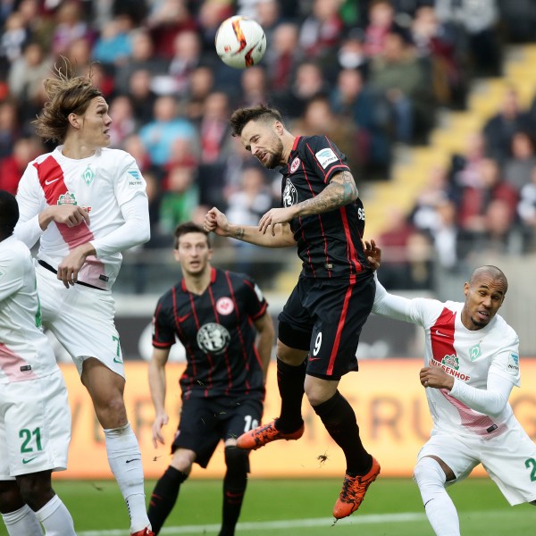 Haris Seferovic im Kopfballduell mit dem Bremer Vestergaard