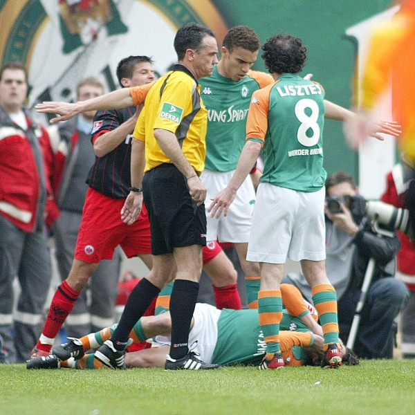 Eine Szene mit Folgen: Ioannis Amanatidis musste nach einer Tätlichkeit mit Rot vom Platz.