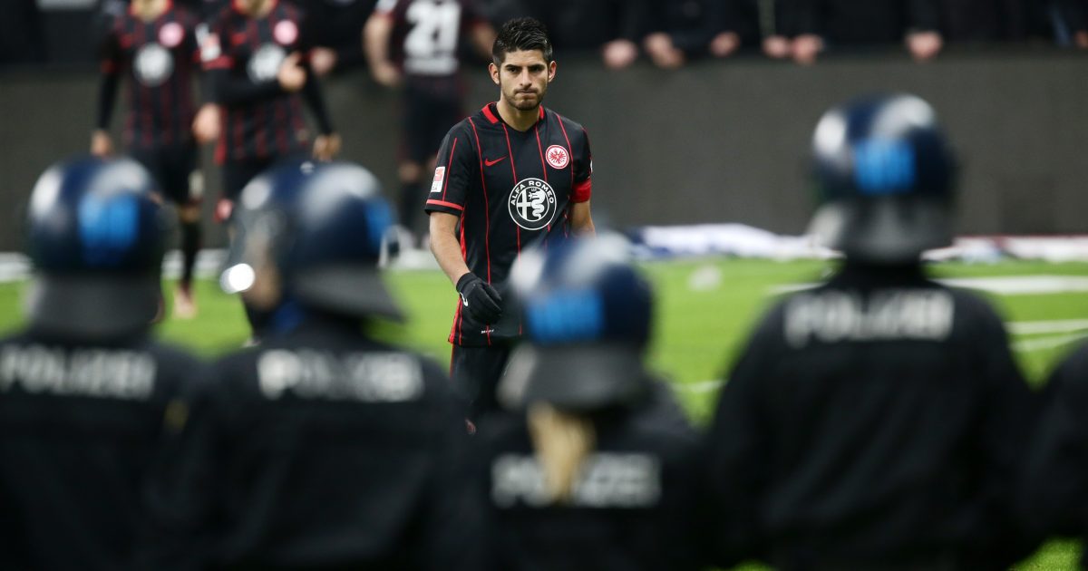 Carlos Zambrano im Angesicht des Polizeiaufgebots