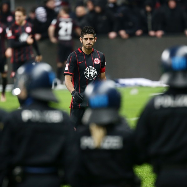 Carlos Zambrano im Angesicht des Polizeiaufgebots