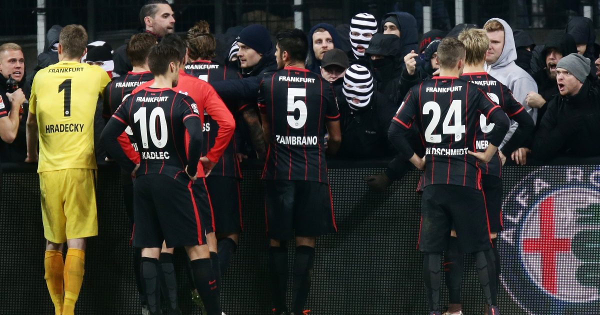 Eintracht-Spieler im Gespräch mit den Fans nach dem Spiel