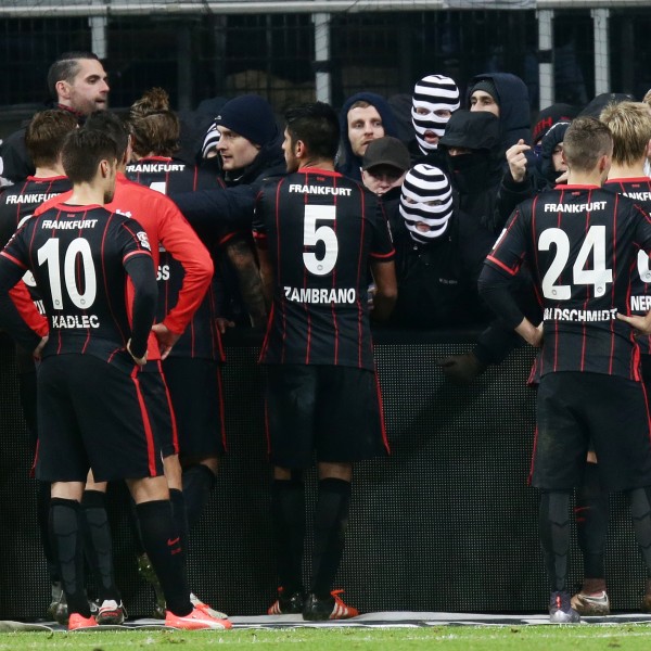 Eintracht-Spieler im Gespräch mit den Fans nach dem Spiel