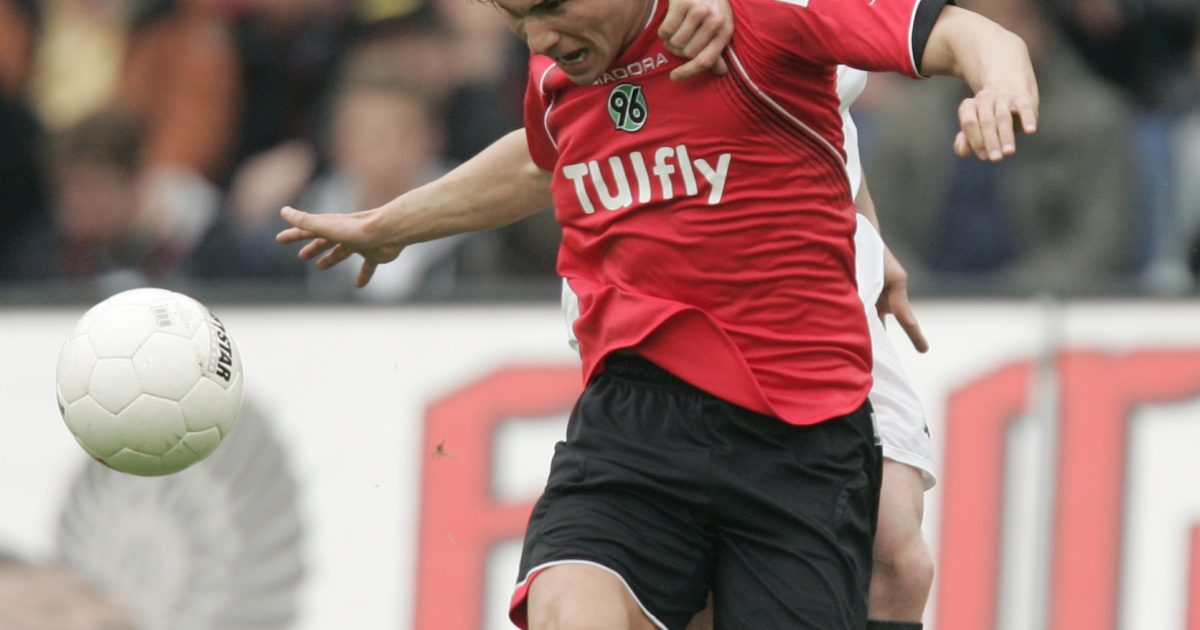 Gegen Szabolcs Huszti hatten es die Eintracht-Verteidiger immer schwer. Hier Patrick Ochs im Duell mit dem Ungarn.