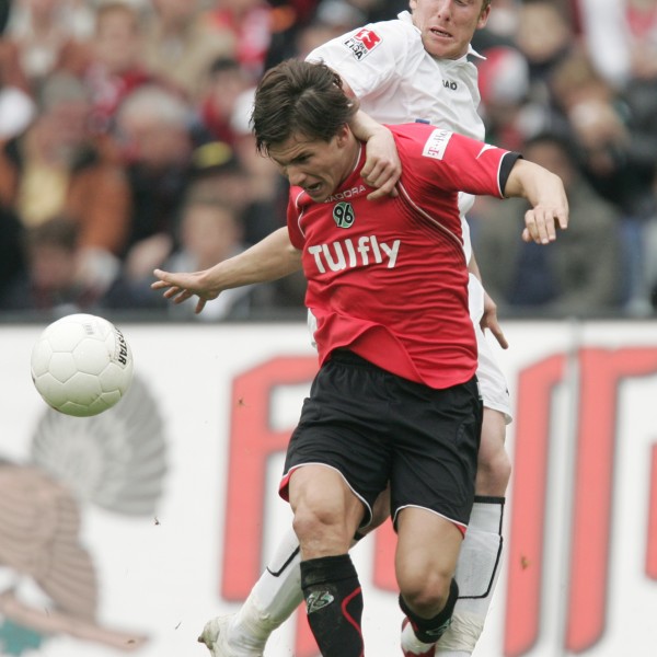 Gegen Szabolcs Huszti hatten es die Eintracht-Verteidiger immer schwer. Hier Patrick Ochs im Duell mit dem Ungarn.