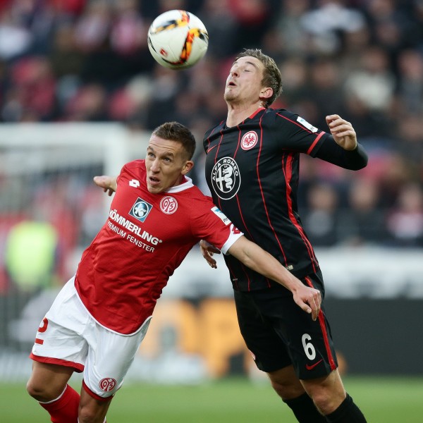 Bastian Oczipka (r.) geht mit einem guten Gefühl ins Duell gegen Darmstadt.