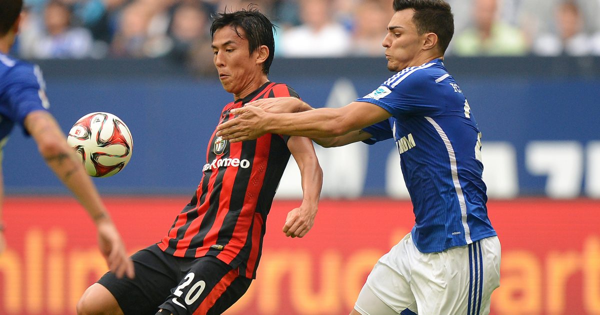 Bald im gleichen Trikot? Makoto Hasebe (li.) gegen Schalkes Kaan Ayhan (re.)