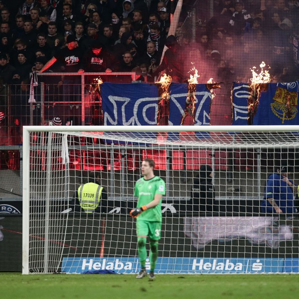 Beim Hessenderby brannte es im Eintrachtblock. Der Verein bekam dafür nun die Quittung.