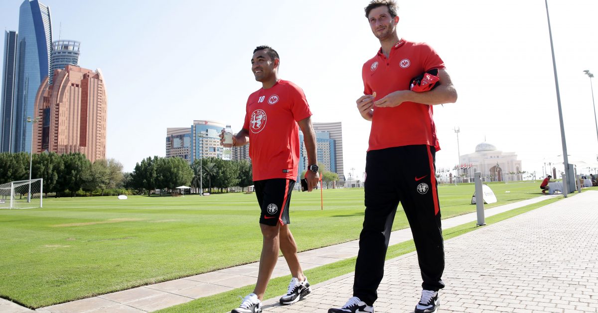 Marco Fabián und sein "Helfer" David Abraham im Trainingslager in Abu Dhabi.