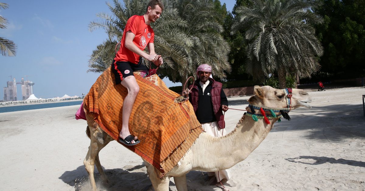 Lukas Hradecky gibt auch auf einem Kamel eine gute Figur ab.