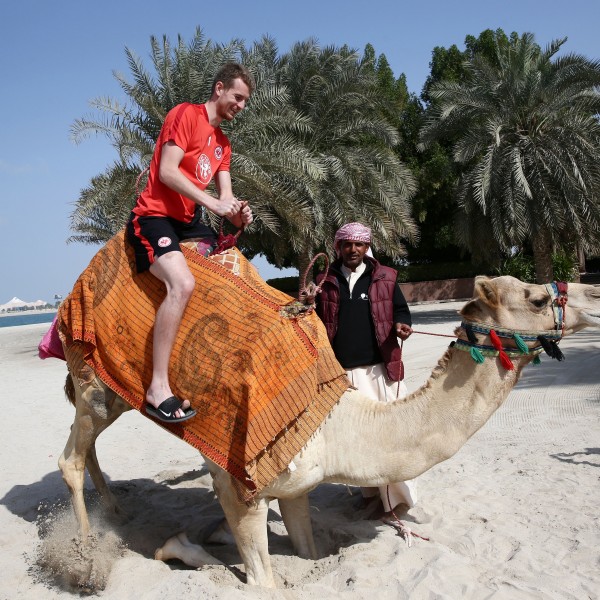Lukas Hradecky gibt auch auf einem Kamel eine gute Figur ab.