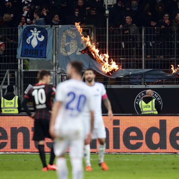 Das könnte teuer werden: Eintracht-Fans verbrennen Darmstadt-Fahnen