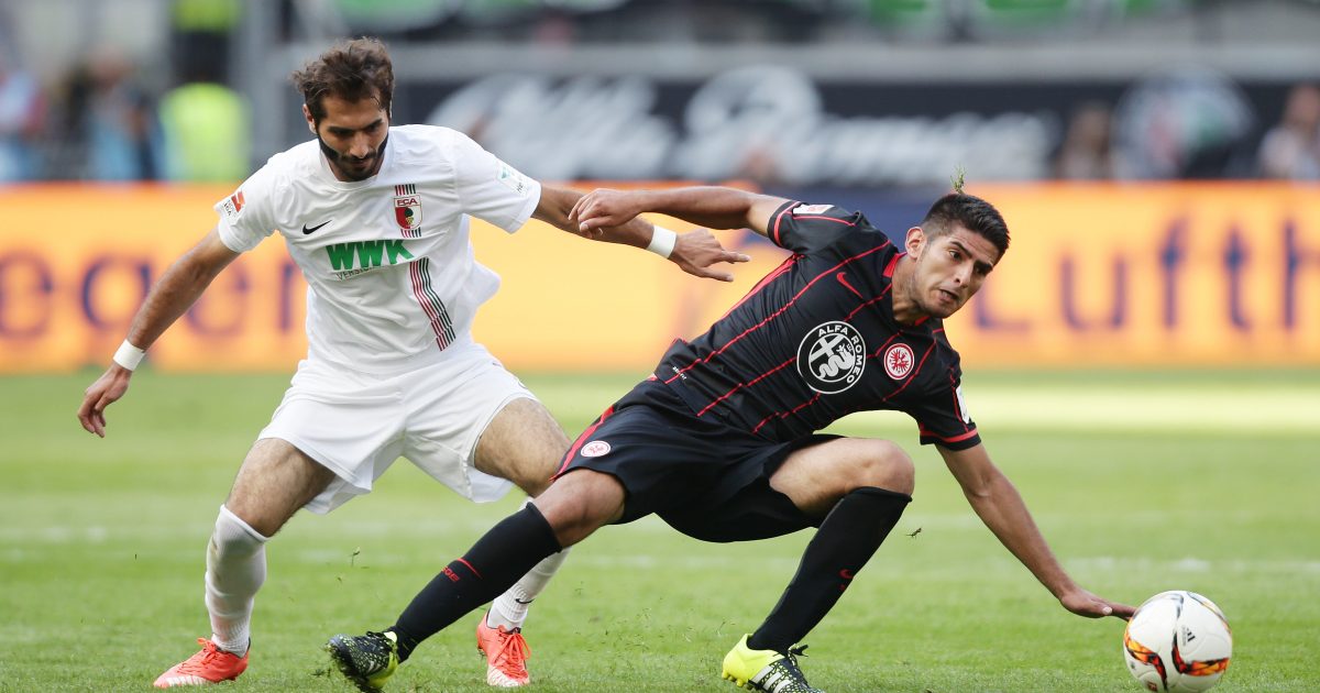 Carlos Zambrano im Zweikampf mit dem Ex-Frankfurter Halil Altintop während des Hinspiels gegen den FC Augsburg. 