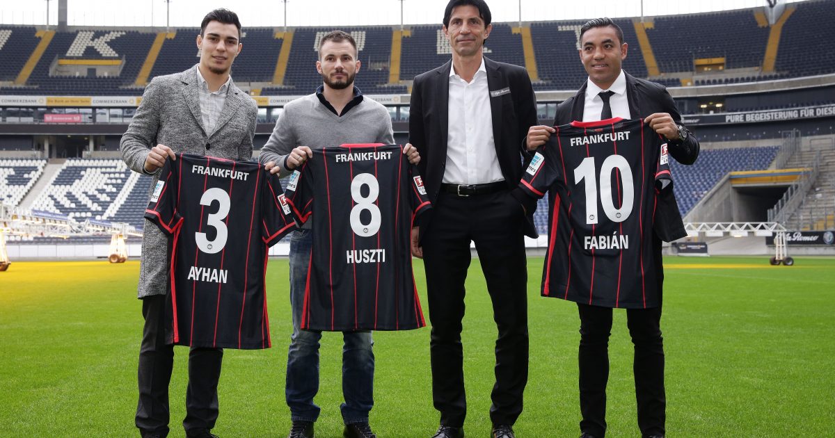 Die Winterneuzugänge mit Sportdirektor Hübner (2.v.r.): Ayhan, Huszti und Fabián (v.l.) | Los fichajes de invierno con el director de deportes Hübner: Ayhan, Huszti y Fabián