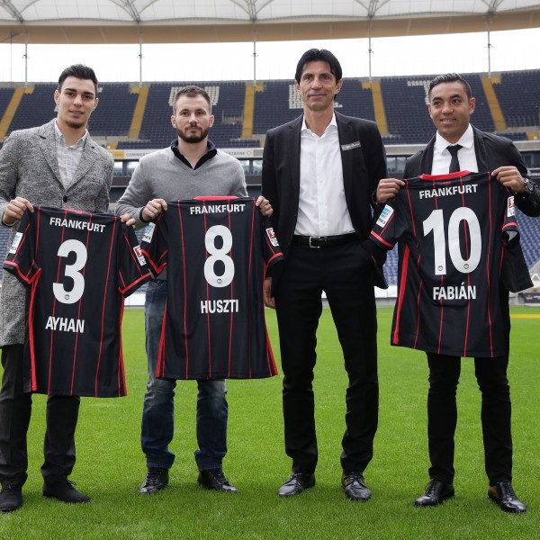 Die Winterneuzugänge mit Sportdirektor Hübner (2.v.r.): Ayhan, Huszti und Fabián (v.l.) | Los fichajes de invierno con el director de deportes Hübner: Ayhan, Huszti y Fabián