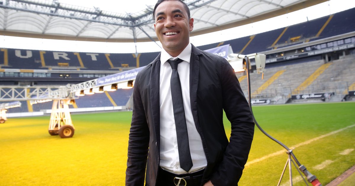 Fabián in seinem neuen Wohnzimmer | Fabián en su nuevo salón