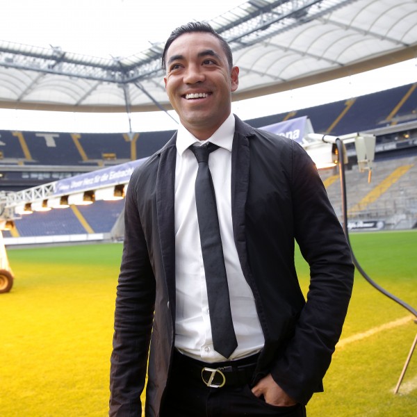 Fabián in seinem neuen Wohnzimmer | Fabián en su nuevo salón