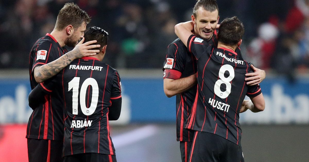 Marco Russ, Marco Fabián, Alex Meier und Szabolcs Huszti feiern den 3:2-Sieg über Wolfsburg