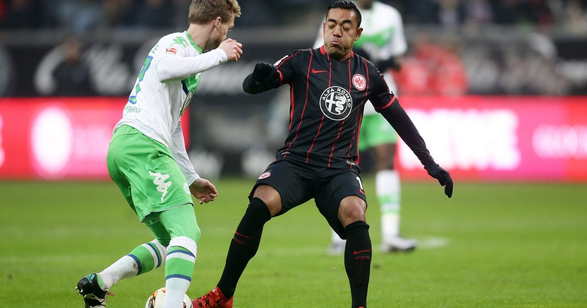 André Schürrle im Zweikampf mit Marco Fabián 