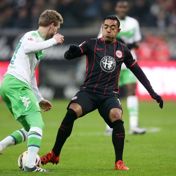 André Schürrle im Zweikampf mit Marco Fabián 