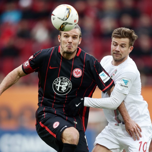 Alex Meier im Zweikampf mit Daniel Baier