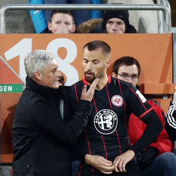 Eine versöhnliche Szene kurz vor Schluss: Armin Veh bei der Einwechslung von Haris Seferovic 