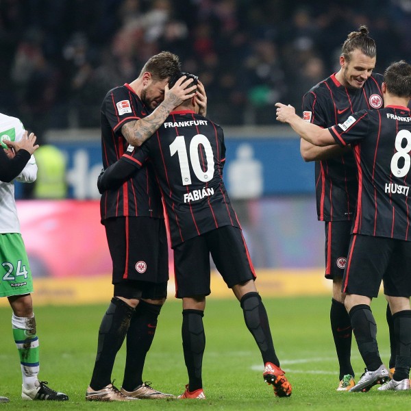 Sebastian Jung nach Abpfiff mit einigen seiner ehemaligen Teamkollegen.