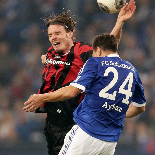 Kaay Ayhan, hier im Duell mit Alex Meier, kommt mit jeder Menge Vorschusslorbeeren nach Frankfurt.