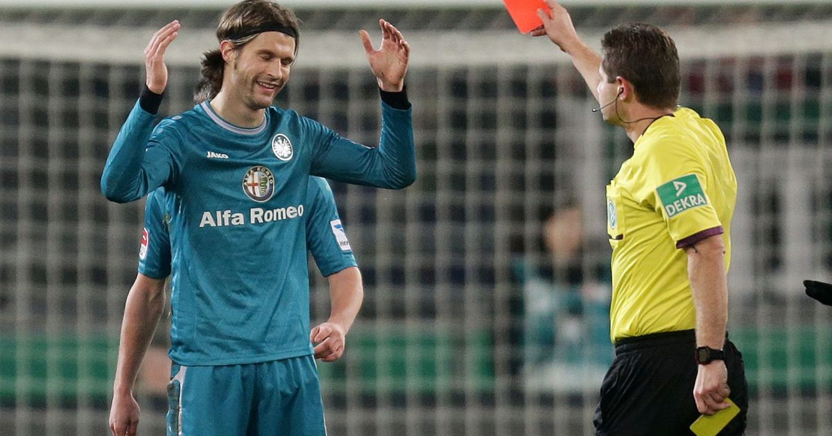 Ob unberechtigte Rote Karten bald der Vergangenheit angehören? Der DFB jedenfalls unterstützt die Einführung des Videobeweises. Auch Ex-Adler Martin Lanig war nicht immer zufrieden mit den Tatsachenentscheidungen der Schiedsrichter.