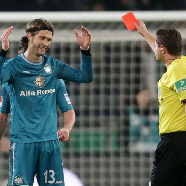 Ob unberechtigte Rote Karten bald der Vergangenheit angehören? Der DFB jedenfalls unterstützt die Einführung des Videobeweises. Auch Ex-Adler Martin Lanig war nicht immer zufrieden mit den Tatsachenentscheidungen der Schiedsrichter.